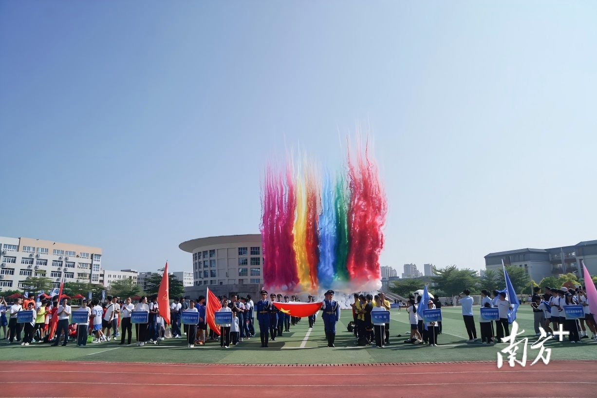 精神抖擞, 脆的哨响