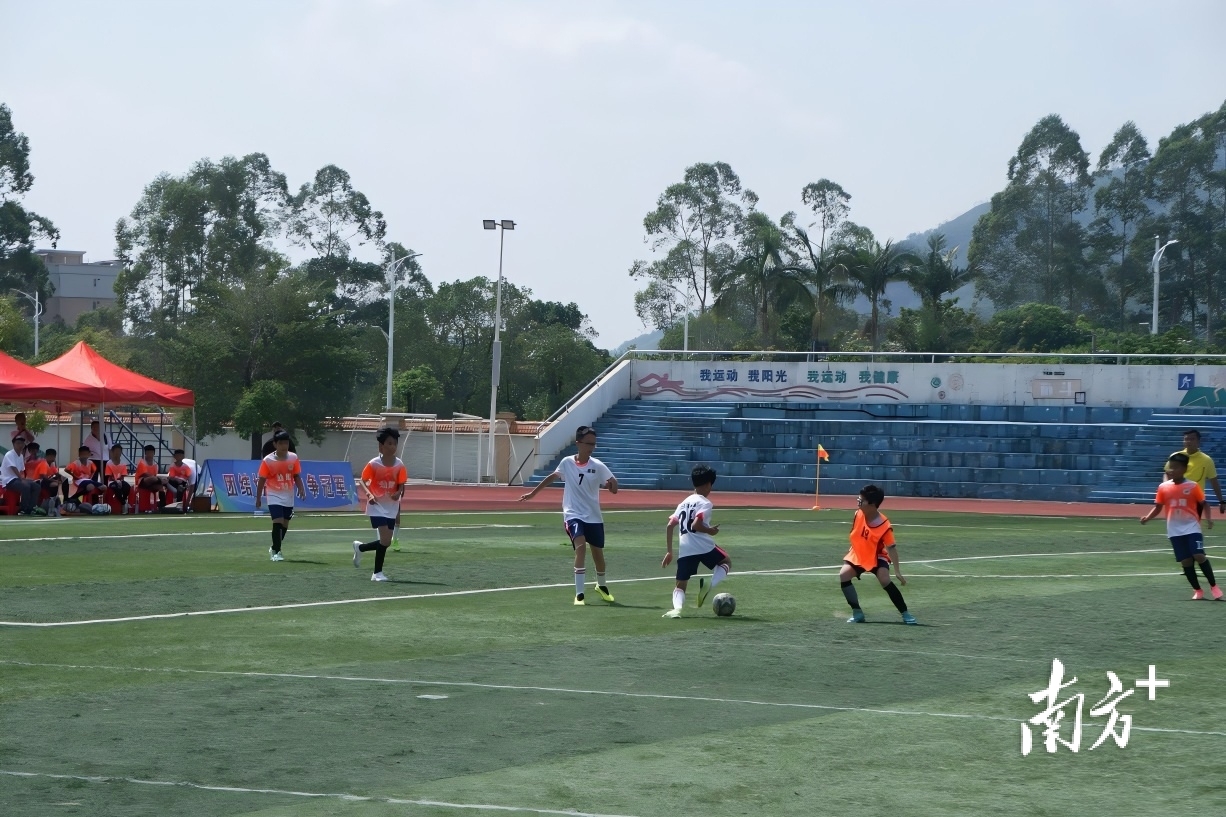 以青少年校, 名运动员齐